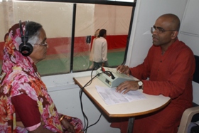 Listeningwiththehelpofhearingaids