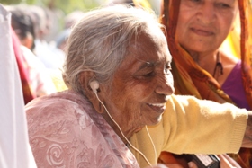 Listeningwiththehelpofhearingaids