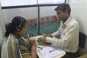 Listeningwiththehelpofhearingaids