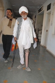 OldManwithJaipurFoot