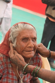 Listeningwiththehelpofhearingaids